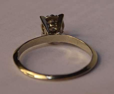 Bague solitaire en or gris 18K (750°/00) ornée 