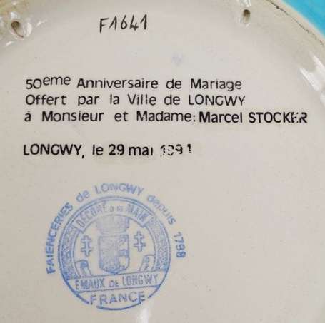 LONGWY. Grand plat circulaire en faïence à décor 