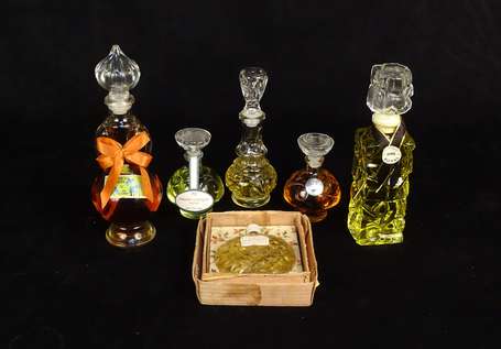 DIVERS PARFUMEURS - Assortiment de 5 flacons d'eau