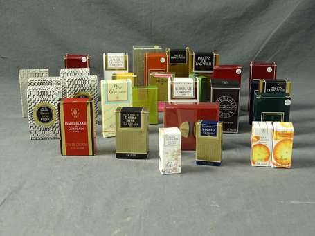 GUERLAIN - Lot de 31 diminutifs parfum en boîte.