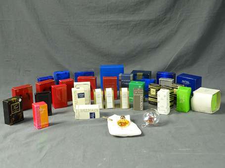 DIVERS PARFUMEURS - Lot de 35 miniatures de parfum