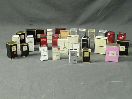 CHANEL - Lot de 30 miniatures de parfum en boîte.