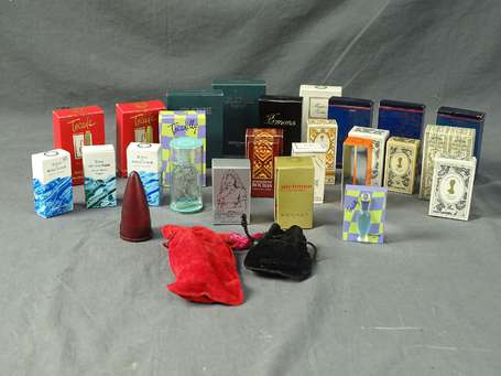ROCHAS - Lot de 29 miniatures de parfum en boîte.