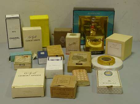 Lot de boîtes flacons de parfum et boîtes à poudre
