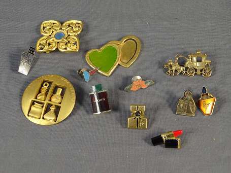 Lot de divers pins, broches de parfumeurs dont 