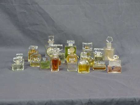 Lot de miniatures à parfum et factices en l'état ,