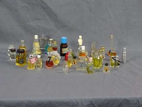 Lot de miniatures à parfum et factices en l'état ,