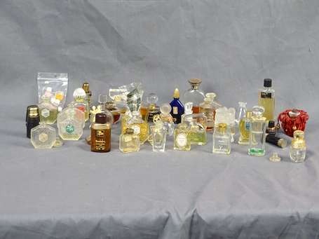Lot de miniatures à parfum et factices en l'état ,