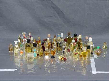 Lot de miniatures à parfum et factices en l'état ,