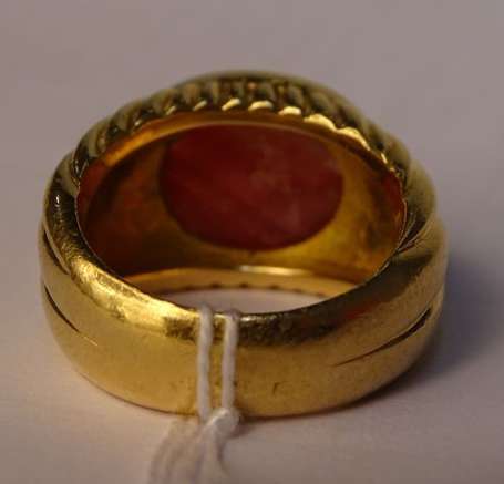 Bague jonc en or jaune 18K (750°/00) ornée d'un 