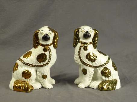STAFFORDSHIRE - Paire de cavaliers King Charles 