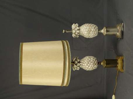 Deux lampes ananas en pierre, la monture en métal 