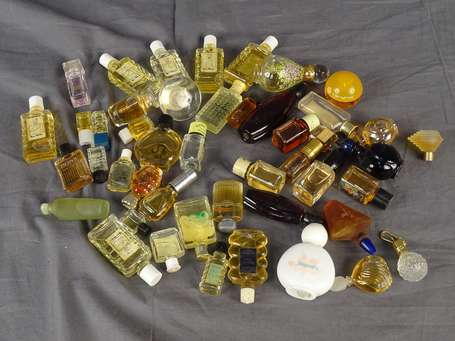 Divers parfumeurs environ 40 miniatures à parfum 