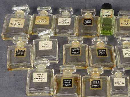 Chanel 17 petits flacons à parfum vide dont n°5 