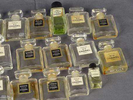 Chanel 17 petits flacons à parfum vide dont n°5 