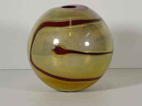 RIBES Romuald - Vase boule en verre à décor rouge 