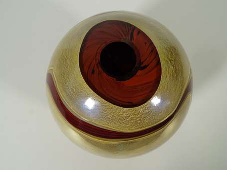 RIBES Romuald - Vase boule en verre à décor rouge 
