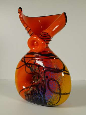 Vase sculptural en verre soufflé à décor 