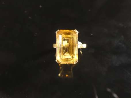 Bague en or jaune 18K (750°/00) sertie griffes 