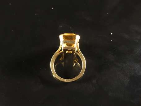 Bague en or jaune 18K (750°/00) sertie griffes 