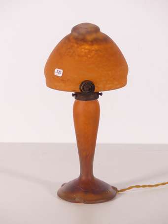 DELATTE, Nancy - Lampe à poser en verre marmoréen 