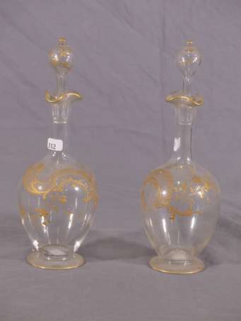 Paire de carafons en verre à décor émaillé or de 