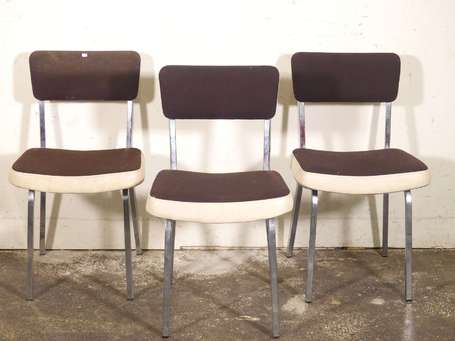 Trois chaises en métal chromé garnies de lainage 