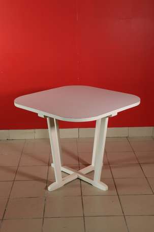 THONET - Ensemble comprenant une table, le plateau