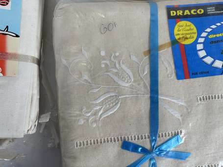 Important lot de linge de maison brodé dont draps 
