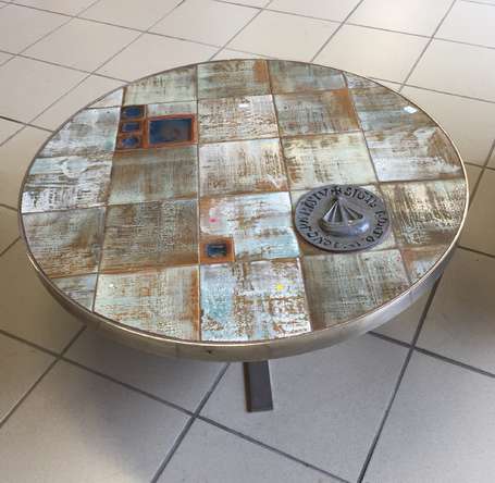 Table basse, le plateau circulaire en carreaux de 