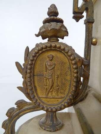 Pendule en onyx et bronze, le cadran inscrit dans 