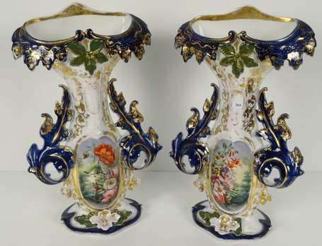 Paire de vases Louis Philippe en porcelaine de 