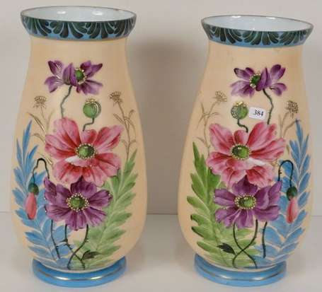 Paire de vases à panse renflée en opaline à décor 