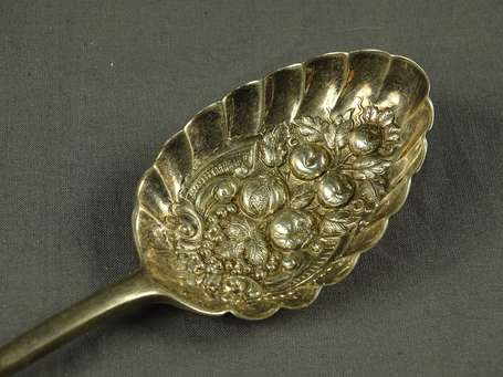 Cuillère à punch en argent, le cuilleron repoussé 