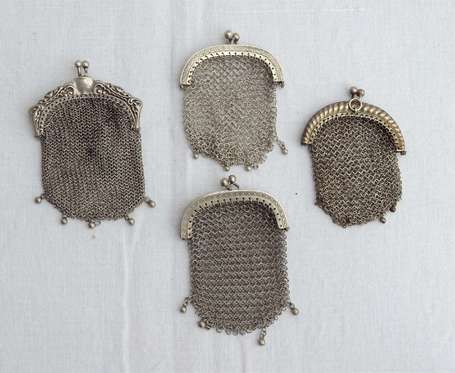 Lot de quatre bourses en maille d'argent. P. 93,7 