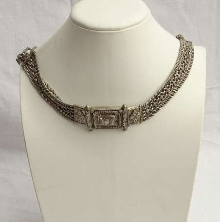 Collier en argent formé de trois chaines, le 