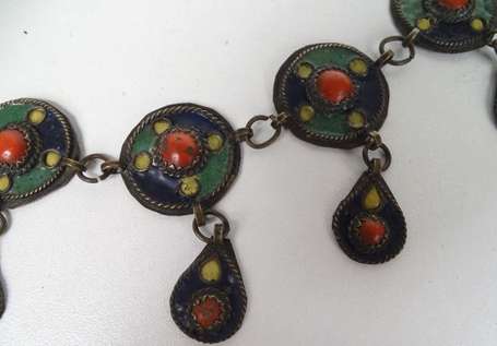Collier en métal émaillé composé de médaillons et 