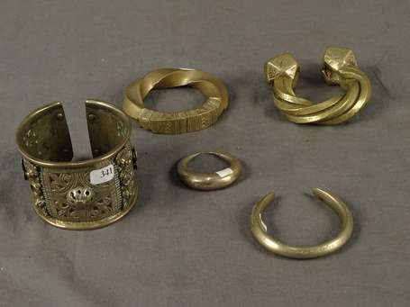 Cinq anciennes parures (bracelets et divers) en 