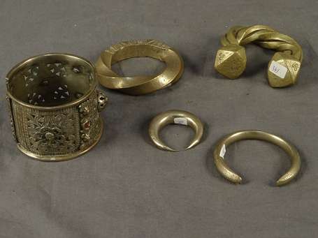 Cinq anciennes parures (bracelets et divers) en 