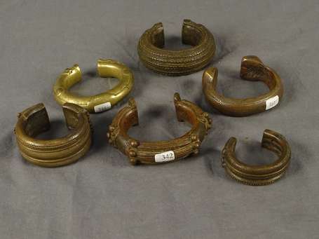 Six anciens bracelets en bronze. Afrique de 