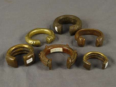Six anciens bracelets en bronze. Afrique de 