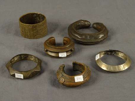 Six anciens bracelets en bronze et en laiton. D 8 