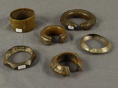 Six anciens bracelets en bronze et en laiton. D 8 