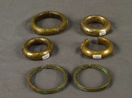 Six anciens bracelets en bronze. D 7 à 12cm. 