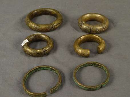 Six anciens bracelets en bronze. D 7 à 12cm. 