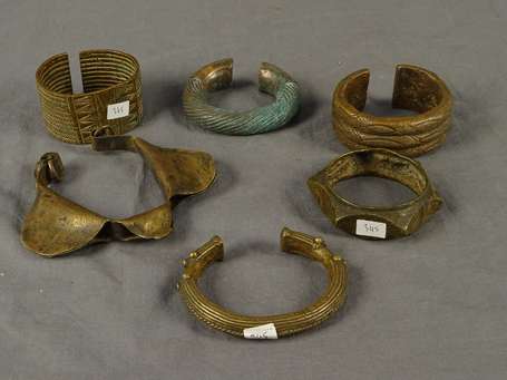 Six anciens bracelets en bronze. D 9 à 14cm. R.C.I