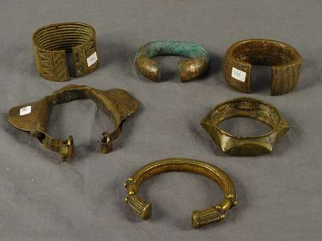 Six anciens bracelets en bronze. D 9 à 14cm. R.C.I