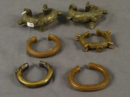 Six anciens bracelets en bronze et cuivre rouge. D