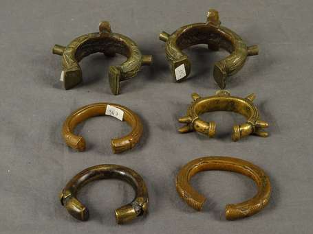 Six anciens bracelets en bronze et cuivre rouge. D