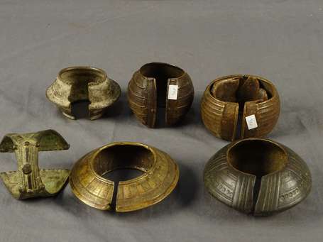 Six anciens bracelets en bronze. D 8 à 13cm. R.C.I